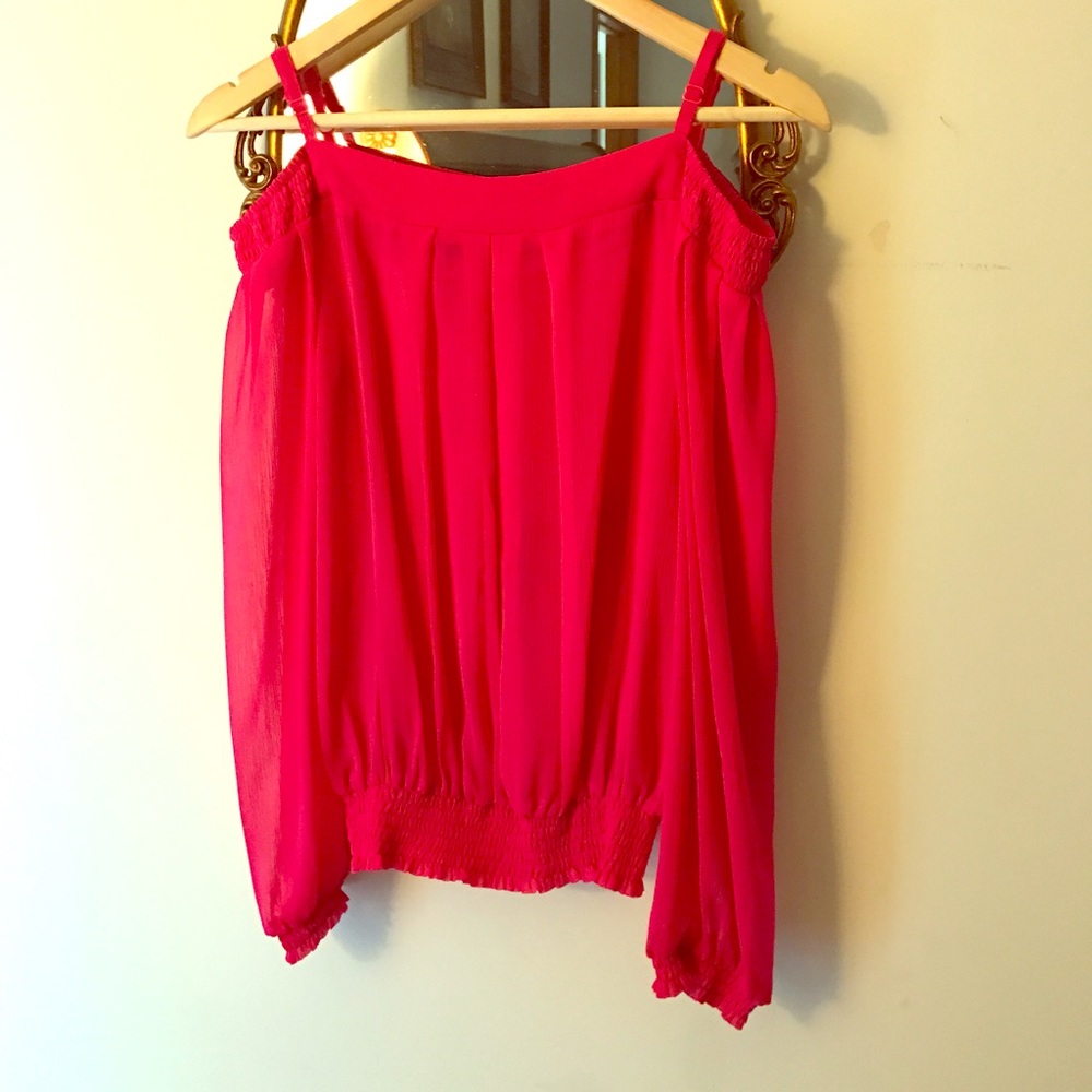 GUESS ❤️️ Cold shoulder top